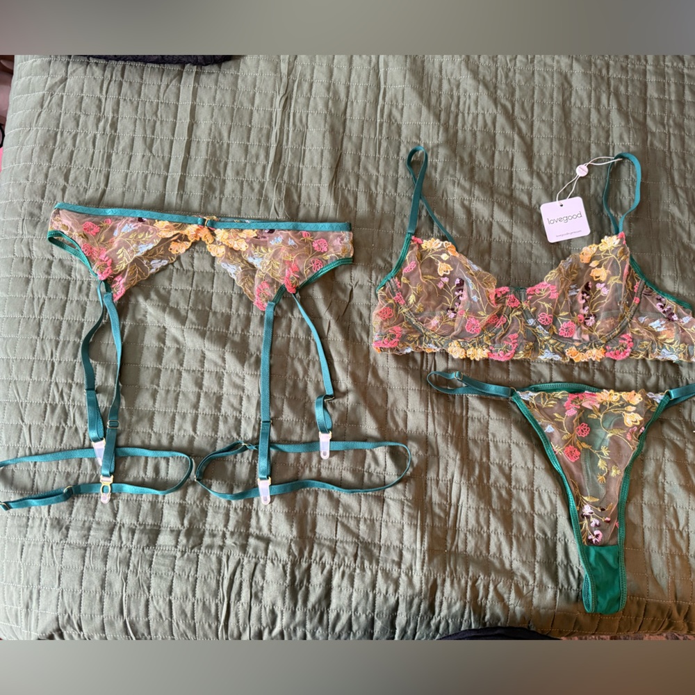 Floral Embroidered Bra Set - Green
